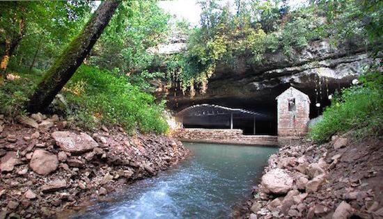 web1_lost-river-cave-entrance