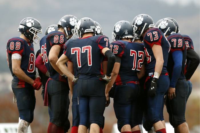 web1_american_football_football_team_team_football_players_huddle_meeting_strategy_competition-603076 football team