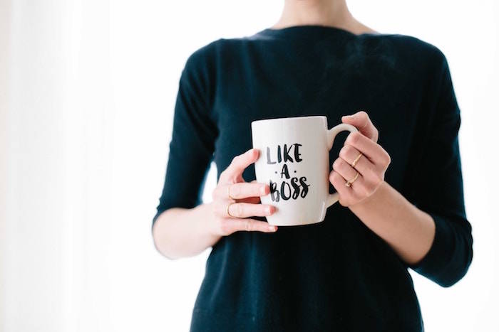web1_5.1.18—Image—Gambel-Girl Woman hold "Like a boss" mug