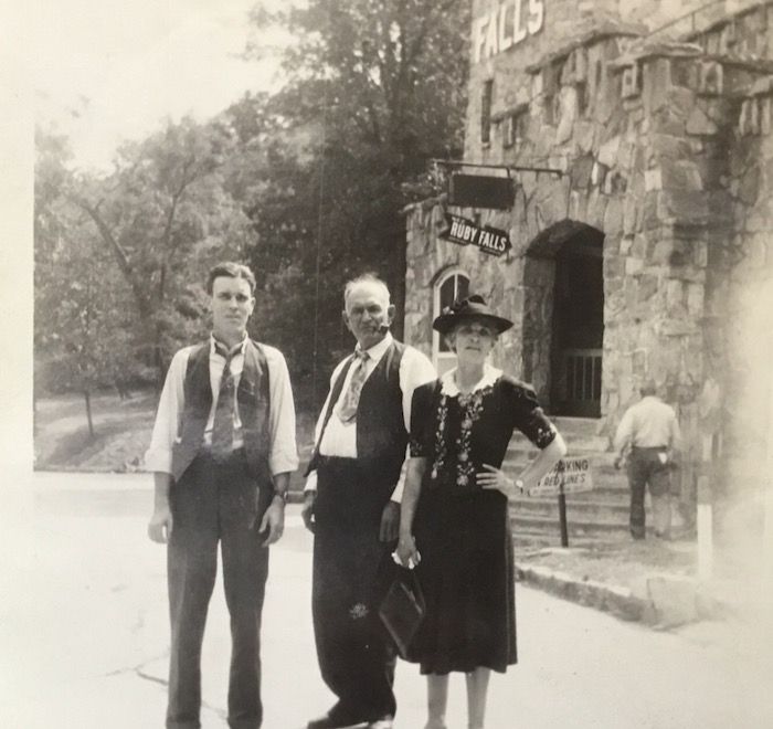 Ruby-Falls_1940s-Guests